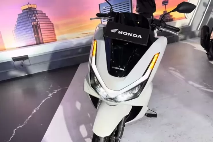 Honda PCX 160 2025 CBS dalam varian warna putih hadir sebagai salah satu opsi menarik bagi pecinta skutik premium (Tangkapan Layar YouTube Zoals Prasetyo)