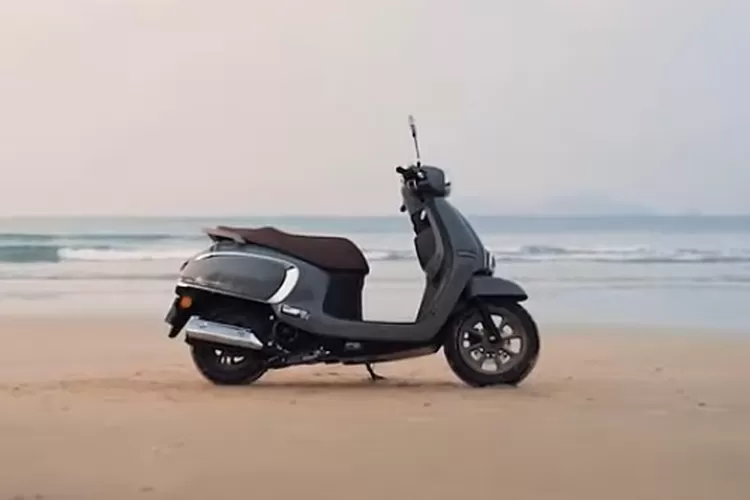 Suzuki kembali menghadirkan gebrakan baru di segmen skuter retro modern dengan peluncuran Suzuki Soltano US125T. (Tangkapan Layar YouTube  OTOMOCAR)