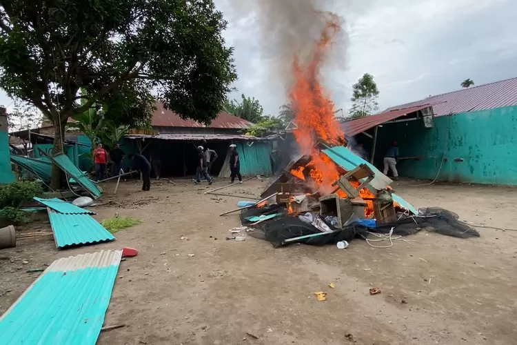 Petugas Satres Narkoba Polrestabes Medan membakar barak narkoba di Jalan Sei Mencirim Gang Tower, Kecamatan Kutalimbaru, Deliserdang, Rabu (11/12/2024).