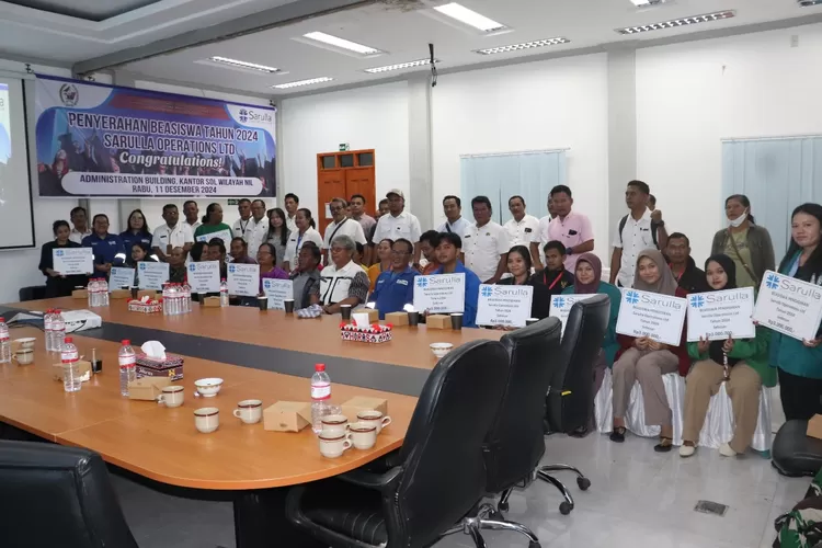 Mahasiswa berprestasi dari keluarga kurang mampu di Luat Pahae saat menerima beasiswa dari CSR SOL. (Realitasonline.id/Ist)