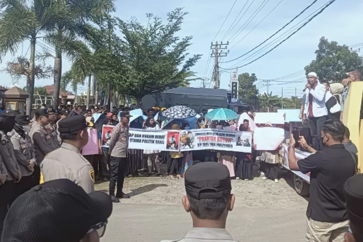 Iskandar atau Tuih, Satgas Keamanan Tim Paslon 01 sedang berorasi di Depan Mapolres Bireuen, Kamis (12/12/2024). Foto Dokumen Realitasonline.id