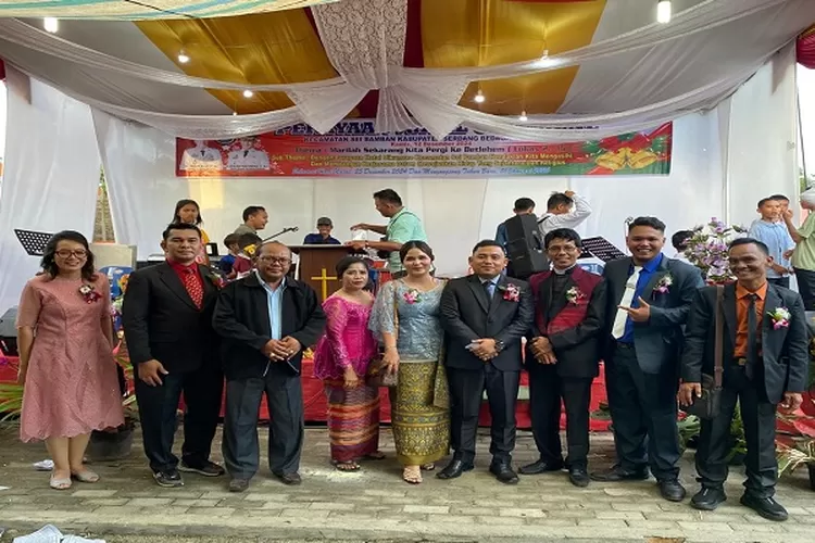 Panitia Natal Oikumene Kabupaten Sergai foto bersama para pendeta dan unsur forkopimda Sergai (Realitasonline.id/FPS)