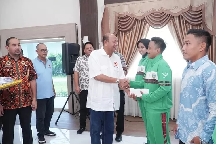 Ketua KONI Langkat, H. Syah Afandin SH ada acara pemberian tali asih kepada para atlet berprestasi. (Realitasonline.id/AA)