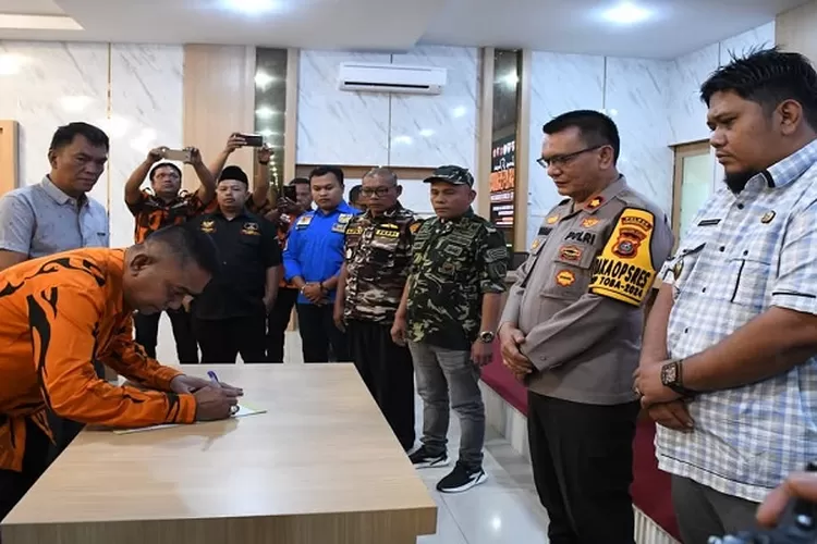  Pimpinan OKP dan Ormas menandatangani deklarasi damai yang diinisiasi Polres Padangsidimpyan  (Realitasonline.id/Riswandy)