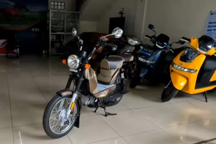 VS LX 100 adalah salah satu motor matik yang menawarkan desain fungsional dan performa yang cocok untuk kebutuhan sehari-hari. (Tangkapan Layar YouTube  Akang Alva)