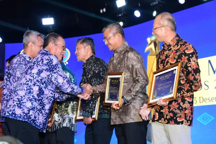 Penghargaan diserahkan kepada Pj Bupati Deli Serdang, Wiriya Alrahman pada acara BPH Migas Award Tahun 2024 sekaligus peringatan Hari Jadi ke-22 BPH Migas Tahun 2024 di Grand Ballroom InterContinental Pondok Indah, Kebayoran Lama, Jakarta, kemarin.