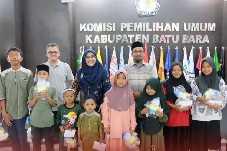 KPU Batubara berikan bantuan kepada anak Yatim