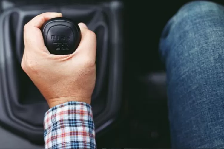 Mobil Manual Masih Jadi Pilihan (Realitasonline.id/ Canva)