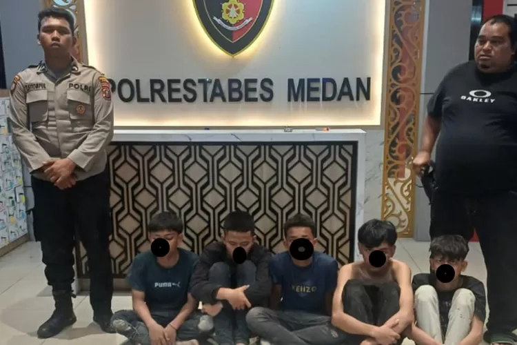  Lima pelaku tawuran berstatus pelajar ditangkap di Jalan Selambo, Medan, pada Senin (16/12/2024) dini hari sekira pukul 02.00 WIB. 