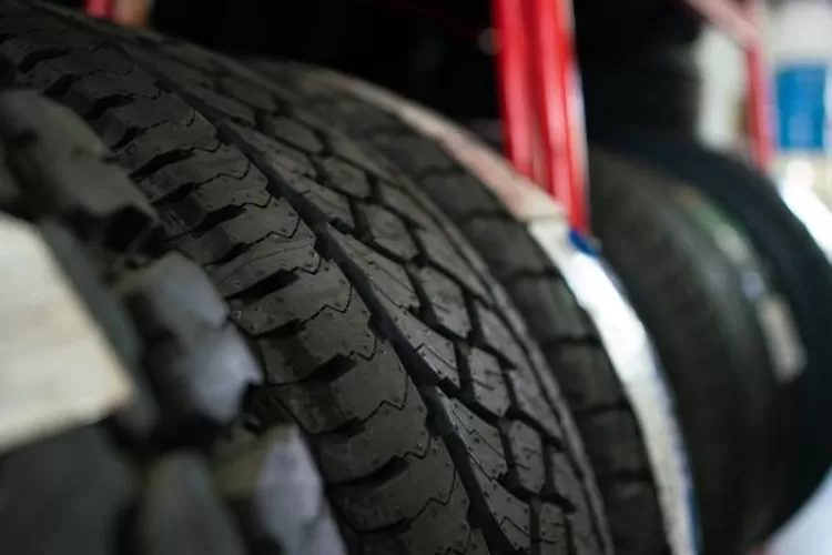Rekomendasi Ban Mobil murah (Realitasonline.id/ Canva)