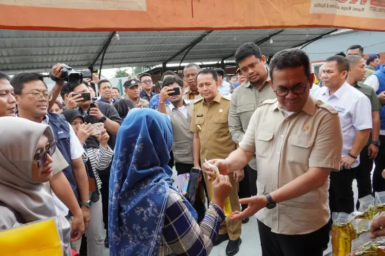 Mendag Budi Santoso pantau Gerakan Pangan Murah (GPM) di Taman Sakasanwira jalan Kapten Rahmad Buddin Kecamatan Medan Marelan, Selasa (17/12/2024).