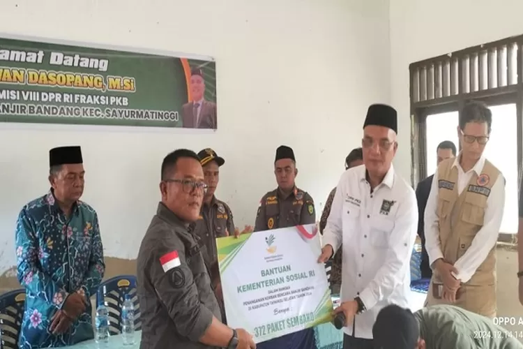 Wakil Ketua Komisi VIII DPR RI, Marwan Dasopang, M.Si menyerahkan bantuan kepada Pemkab Tapsel untuk disalurkan kepada korban banjir (Realitasonline.id/Riswandy)