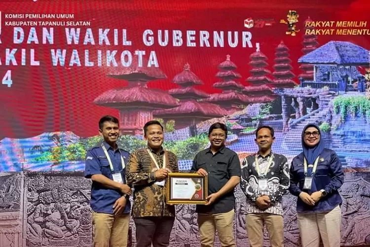 Perwakilan KPU Tapsel menerima penghargaan sebagai KPU Kabupaten/Kota terbaik dalam kategori pengelolaan rekapitulasi perolehan suara dan penetapan hasil Pilkada Serentak 2024 ( Realitasonline.id/Dok)