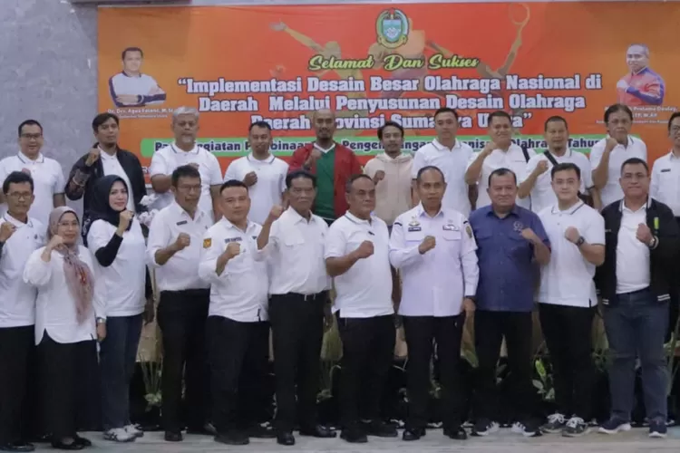 Kadispora Sumut M Mahfullah Pratama Daulay (tengah) foto bersama peserta FGD DOD Sumut.
