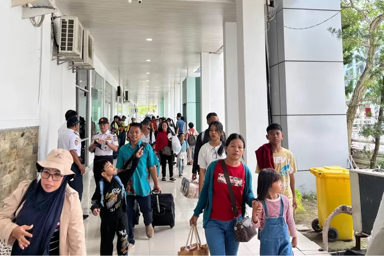 Para penumpang mulai memadati Dermaga Terminal Penumpang Bandar Deli menjelang Natal 2024 dan Tahun Baru 2025. (Realitasonline.id/ AH).