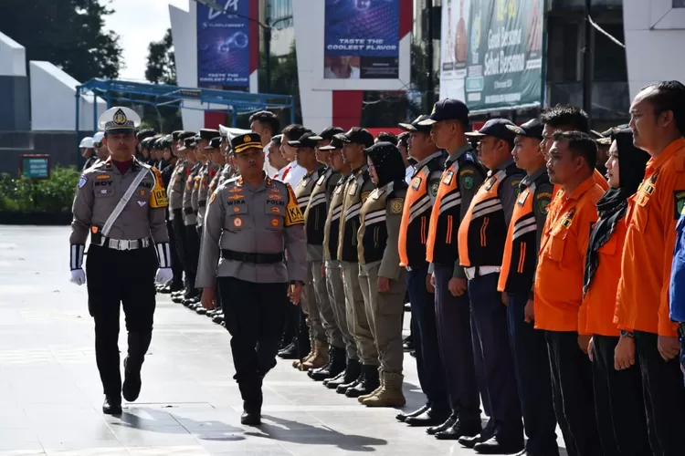 Kapolres Padangsidimpuan AKBP Wira Prayatna cek Pasukan Di Alaman Bolak Padang Nadimpu