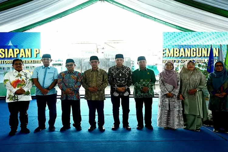 Ketua Umum PP Muhammadiyah Prof Dr H Hardar Nashir foto bersama Mendikdasmen Prof. Dr. Abdul Mu'ti, MPd, Rekor UMSU, Prof. Dr. Agussani, MAP,  Pj Bupati Deliserdang, Ir. Wiriya Al Rahman, MM, Ketua PWM Sumut Prof. Dr. Hasyimsyah Nasution MA, Ketua PP Aisyiyah, Dr Salmah Orbayinah MKes (Realitasonline.id/Dok)