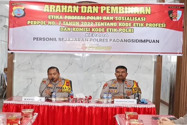 Kapolres Padangsidimpuan, AKBP Dr. Wira Prayatna, memberikan arahan dan pembinaan terkait etika profesi Polri kepada personel jajaran Polres Padangsidimpuan,  (Realitasonline.id/Riswandy)