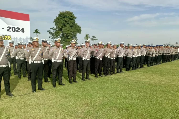 Polda Sumut menggelar apel pasukan operasi lilin Toba 2024 di Lapangan Bola Mapolda Sumut, Jumat (20/12/2024).