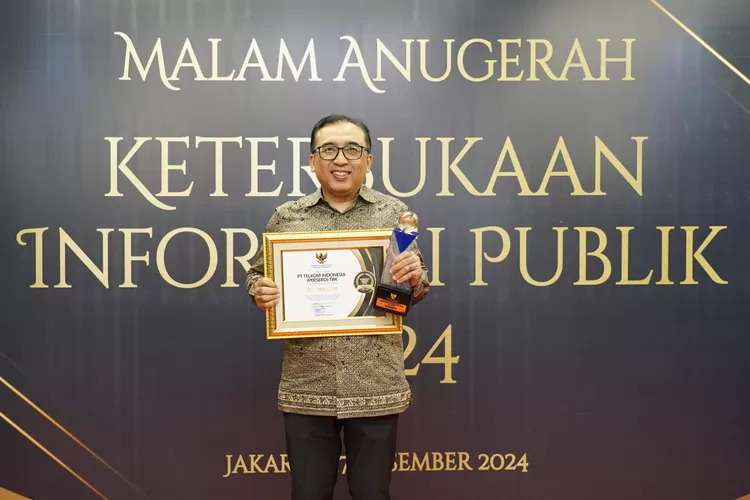 VP Corporate Communication Telkom Andri Herawan Sasoko mewakili Telkom dalam Anugerah Keterbukaan Informasi Publik 2024