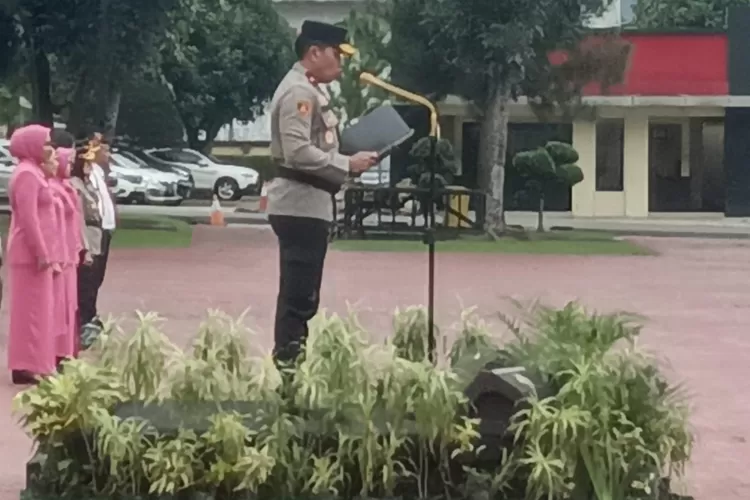 Wakapolda Sumut, Brigjen Pol Rony Samtana membacakan amanat Menteri Pemberdayaan Perempuan dan Perlindungan Anak pads upacara memperingati Hari Ibu ke-96, Minggu (22/12/2024) di Lapangan KS Tubun Mapolda Sumut.