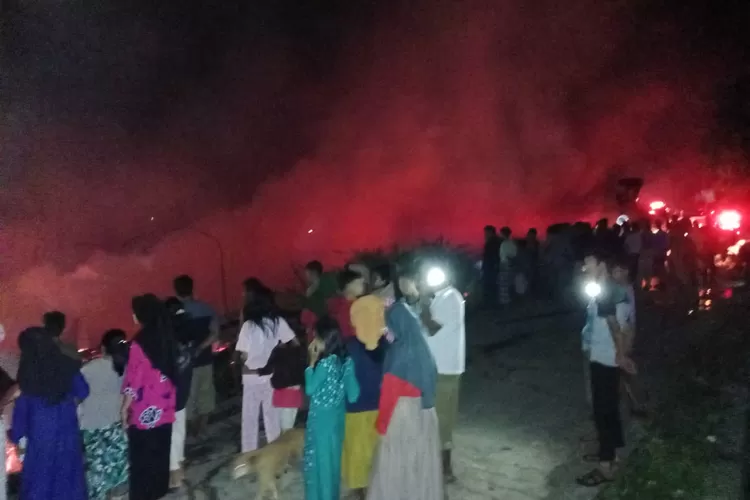 Kebakaran hebat Rumah warga di desa tambangan tonga kecamatan tambangan kabupaten Madina sumut dini hari, Senin (23/12/3024).