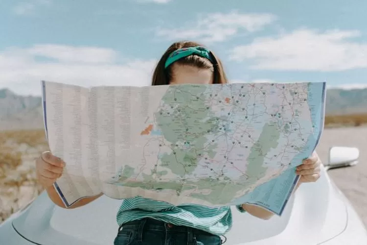 Liburan dengan Menggunakan Mobil Hybrid (Realitasonline.id/ Canva)