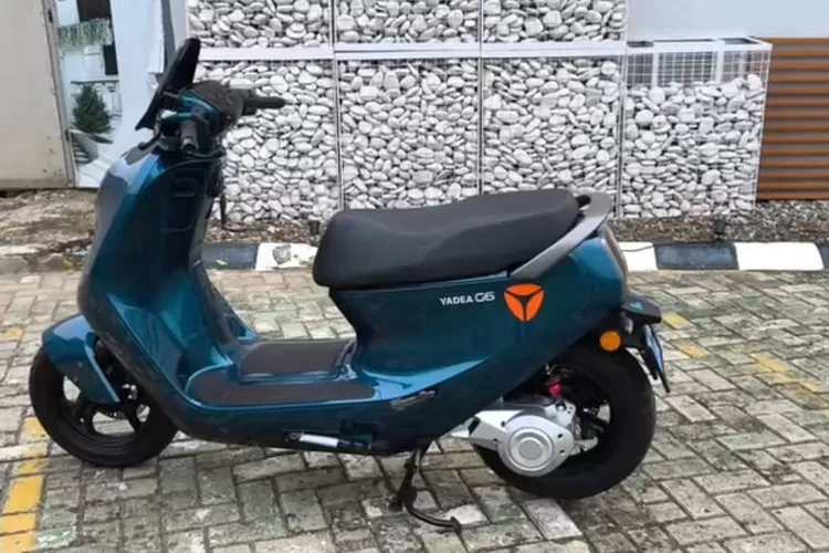 YADEA G6 membuat pengalaman boncengan menjadi lebih nyaman (Tangkapan Layar YouTube TICS EV)