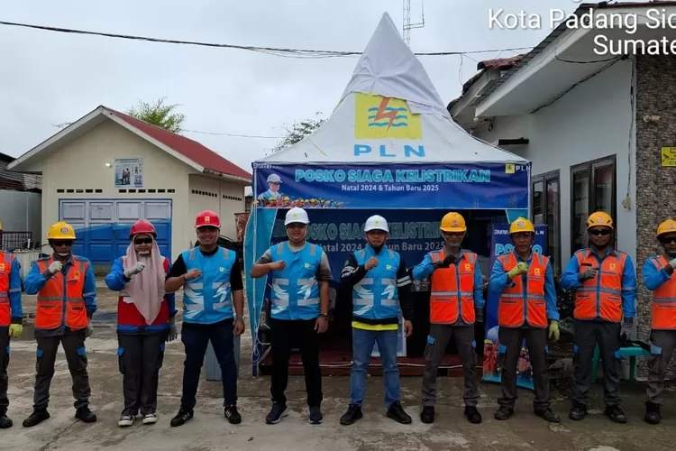 Personil PLN ULP Padangsidimpuan Kota yang siaga melayani pemudik dan menjaga keandalan listrik selama Natal dsn Tahun Baru. (Realitasonline.id/ RI)