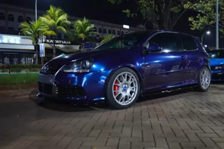 Chevrolet Sonic tampil sebagai salah satu peserta utama. Mobil ini dikenal sebagai hatchback yang gesit dan cukup bertenaga untuk balap jalanan (Tangkapan Layar YouTube Sonny Willim)