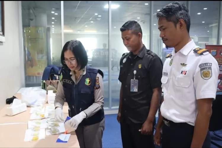 Tim Kes Polresta Deli Serdang sedang melakukan pemeriksaan tes urine pilot dan masinis kereta api (Realitasonline.id/zul)