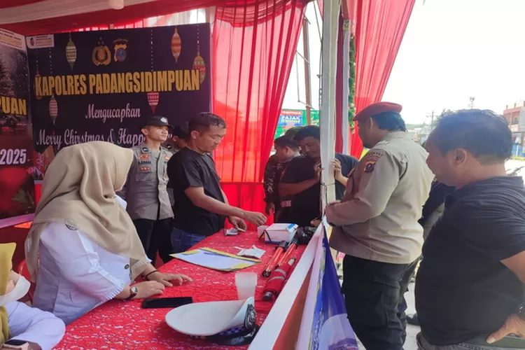 Tim gabungan dari Polres Padangsidimpuan dan Pemko Padangsidimpuan, menggelar razia dan tes urine terhadap sopir angkutan umum, dalam rangka perayaan Natal 2024 dan menyambut Tahun Baru 2025, di Pos Pelayanan Operasi Lilin Toba 2024 di Jalinsum  (Realitasonline.id/Riswandy)