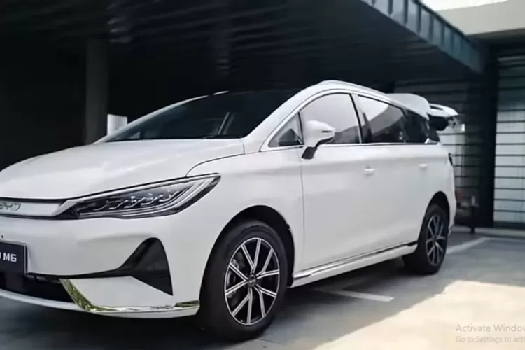 BYD M6 adalah MPV listrik murni pertama yang diluncurkan di Indonesia (Tangkapan Layar YouTube Motomobi)