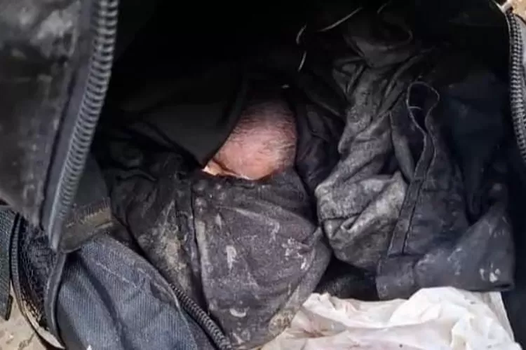 Kondisi jasad bayi malang ditemukan nelayan dalam tas ransel. (Realitasonline.id/Ist)