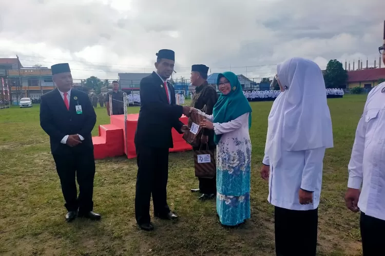 Jajaran Kankemenag Abdya, Jumat (3/1/2024) memperingati Hari Amal Bakti (HAB) ke 79. Pada peringatan HAB yang dipusatkan di Lapangan Pantai Perak Kecamatan Susoh itu, Plt Sekda Abdya, Liza Marfandi SSTP MM bertindak sebagai inspektur apel.