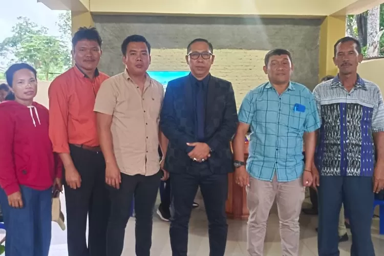 Bupati Taput terpilih Dr. Jonius Taripar Hutabarat saat diabadikan dengan salah satu relawan RePro JTP-DENS dalam sukuran tahun baru. (Realitasonline.id/ Ist)