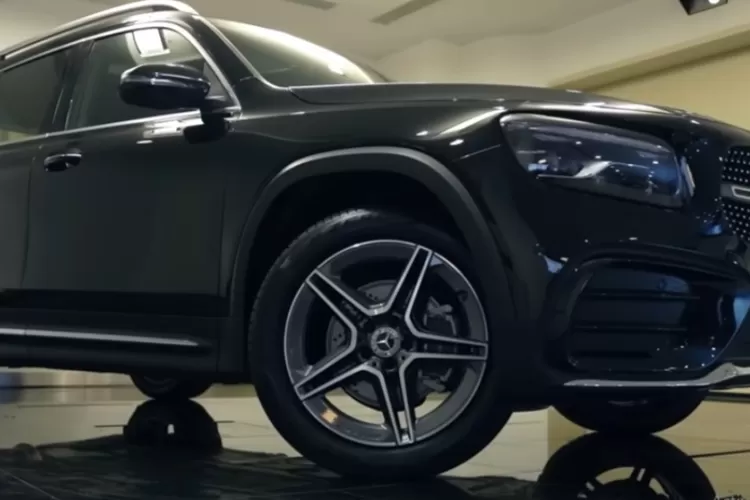 Mercedes-Benz GLB 2025 adalah SUV mewah kompak serbaguna yang memadukan kepraktisan dengan performa. (Tangkapan Layar YouTube AutonetMagz)