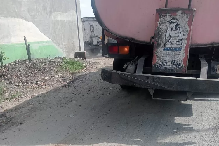 Dua Unit Mobil Tanki tanpa plat nopol saat memasuki Gudang yang diduga dijadikan tempat penimbunan dan Pengolaan BBM Ilegal di Jl. KL Yos Sudarso KM 10.2. (Realitasonline.id/AH)