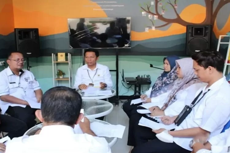 Kepala Kantor Pertanahan Kota Padangsidimpuan, Daniel Sepdiares Sagala, memimpin rapat perdana tahun 2025, di Aula Kantor Pertanahan Kota Padangsidimpuan  (Realitasonline.id/Riswandy)