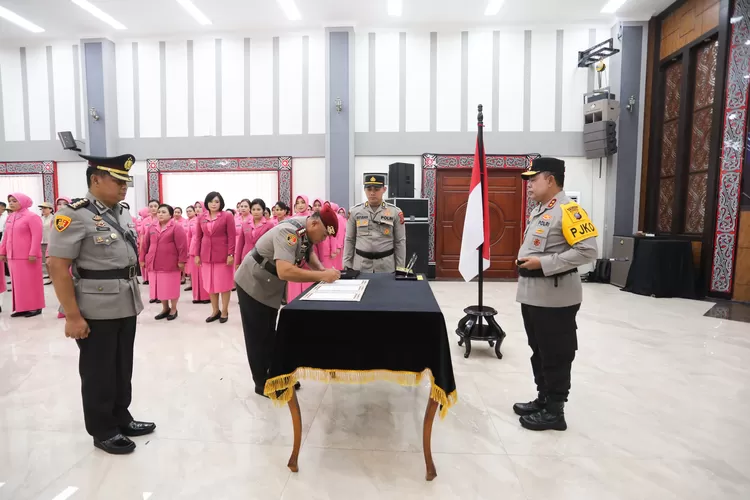 Kapolda Sumut Irjen Pol Whisnu Hermawan Februanto menyaksikan Kombes Pol Rudi Rifani menandatangani sebagai Dirreskrimsus menggantikan Kombes Pol Andry Setiawan di Aula Tribrata Mapolda Sumut, Kamis (9/1/2024).
