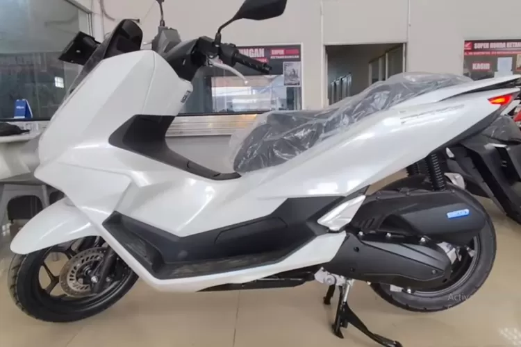 Honda PCX 160 CBS versi 2025 dengan warna putih mengilap (Tangkapan Layar YouTube SUPER HONDA)
