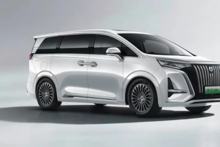 BYD Denza D9, sebuah MPV listrik terbaru dari Tiongkok, kini menarik perhatian di pasar otomotif Indonesia. (Tangkapan Layar YouTube  O Blitz)