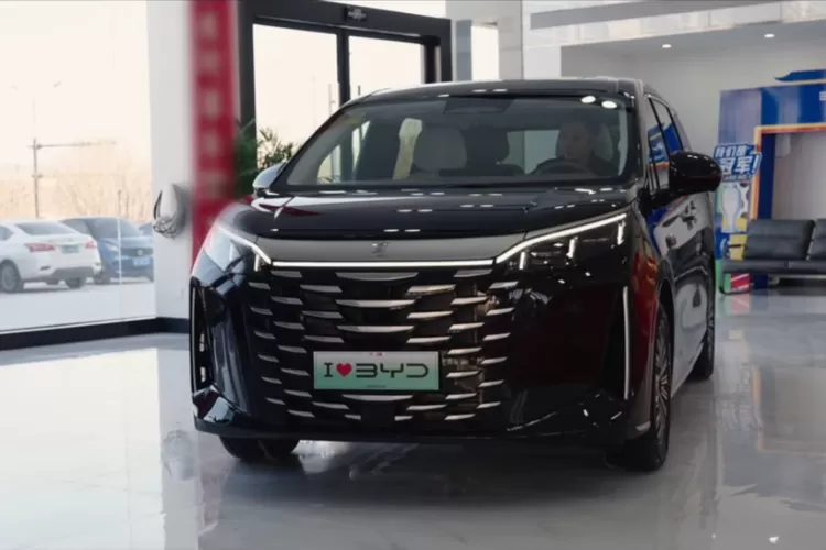 Minivan BYD Xia 2025 merupakan model baru yang menarik dari BYD, produsen mobil terkemuka Tiongkok yang terkenal dengan kendaraan listriknya (EV). (Tangkapan Layar YouTube CARSbyML)