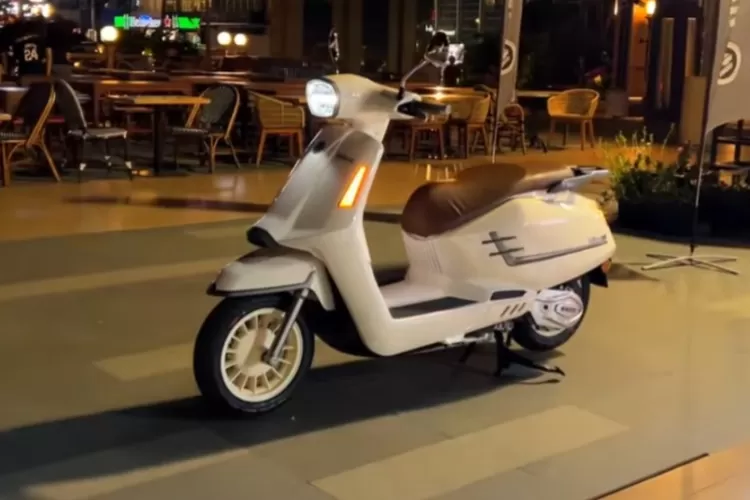 WMoto Velora 150 adalah skuter matik bergaya retro modern yang dirancang untuk bersaing dengan model seperti Honda Stylo 160 dan Yamaha Grand Filano. (Tangkapan Layar YouTube  AutonetMagz)