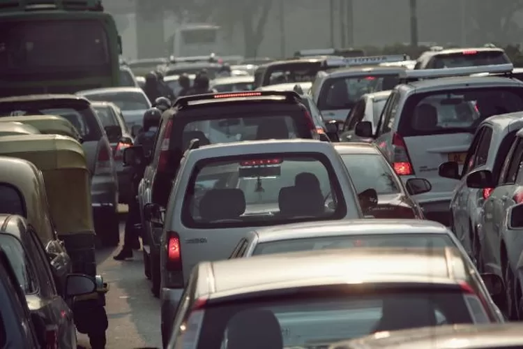 Tips Berkendara Aman di Jalan Raya yang Sibuk (Realitasonline.id/ Canva)