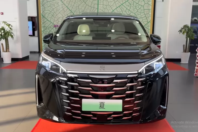 Mengusung bahasa desain terbaru BYD dengan grille depan besar berlapis krom dan logo BYD terpampang jelas di tengah. (Tangkapan Layar YouTube Auto 4K)