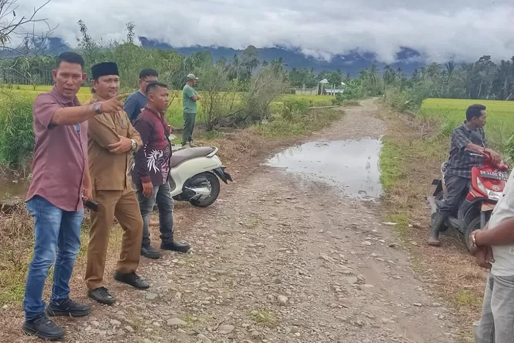 Wakil Ketua DPRK Aceh Barat Daya (Abdya), Tgk Mustiari (kiri), Selasa (14/1) saat meninjau kondisi jalan desa yang telah lama rusak namun belum diperbaiki.