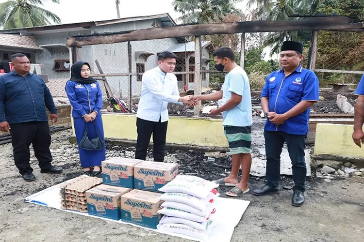 Ricky Anthony  saat menyerahkan bantuan paket sembako dan tali asih kepada warga yang telah menjadi korban kebakaran di Bahorok Langkat (Realitasonline.id/mis)