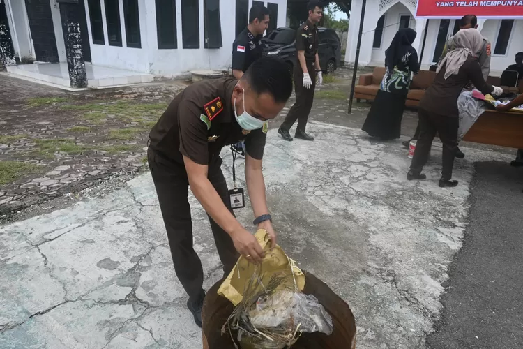 Kacabjari Aceh Selatan di Bakongan musnahkan BB tindak pidana umum.(realitasonlone.id/zul)