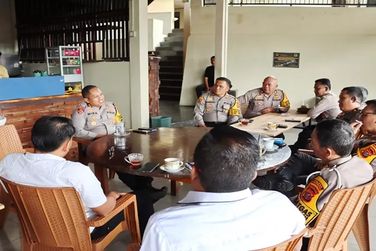 Kapolres Padangsidimpuan AKBP Dr Wira Prayatna, didampingi&nbsp; Waka Polres&nbsp; Kompol Rahman Takdir Harahap,SH cofee morning bersama personil, di kantin Mapolres Padangsidimpuan ( Realitasonline.id/Riswandy)